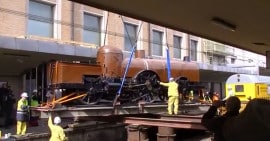 Déménagement d’une vieille locomotive à vapeur à Bruxelles